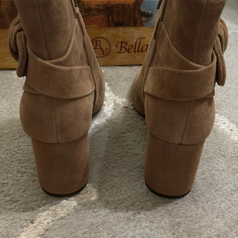 NIB Bella Vita Felicity cognac suede leather bootie bow detail ankle Size 6.5